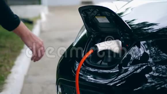 放电喷嘴被从电动汽车上移开视频的预览图