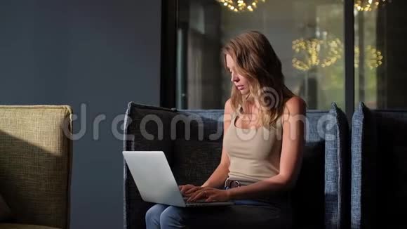成功的女性使用笔记本电脑在家庭办公室工作视频的预览图
