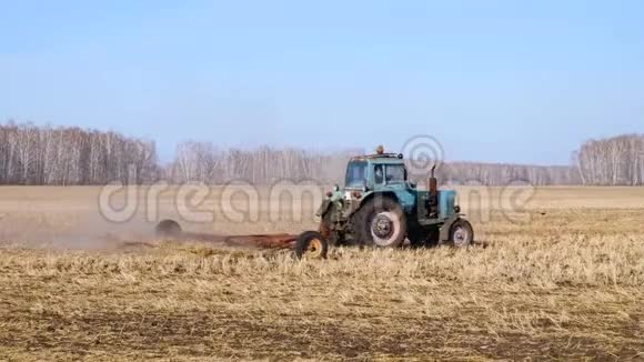 拖拉机上的农活播种粮食饥饿的鸟飞在拖拉机后面吃耕地上的粮食视频的预览图