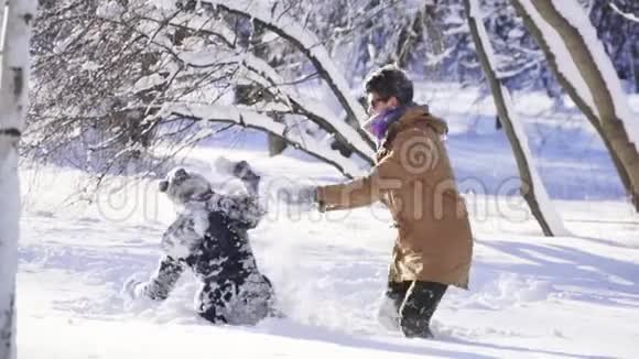 快乐的朋友在阳光明媚的冬日玩雪冬季体育假日关系爱情圣诞节生活方式视频的预览图