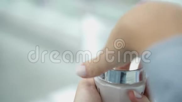 女人手打开奶油涂抹护肤霜视频的预览图