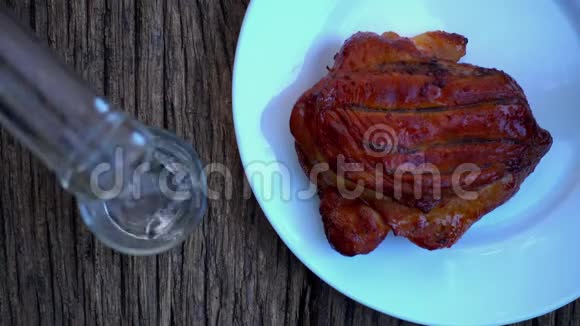 烤鸡肉和一杯伏特加视频的预览图