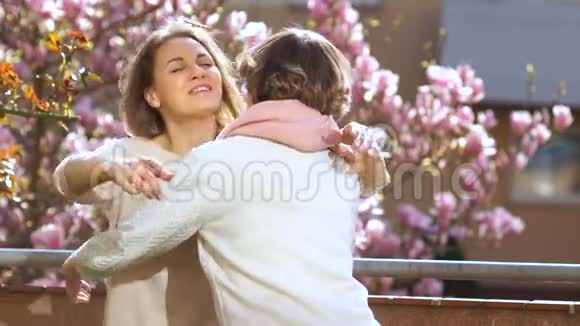 年轻女子在母亲节向年迈母亲表示祝贺一个女人拥抱她的妈妈微笑着对她说温柔的话视频的预览图
