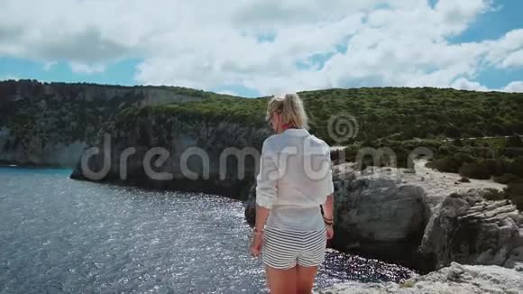 女游客住在海边的悬崖上享受欧洲暑假旅行的冒险视频的预览图