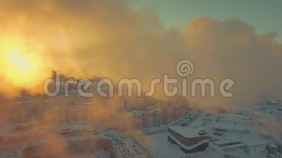 冬天的蒸汽在夕阳附近扩散光线轻轻地穿过云层视频的预览图
