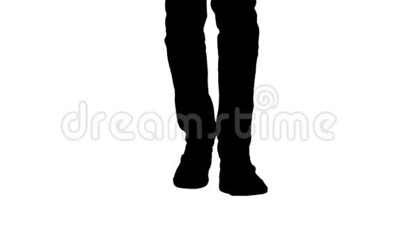 男人穿着米色牛仔裤和棕色运动鞋走路视频的预览图