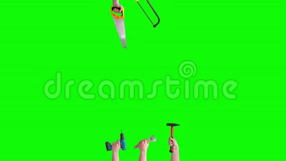 双手举起不同的仪器工具隔离在绿色屏幕上机械工具概念视频的预览图