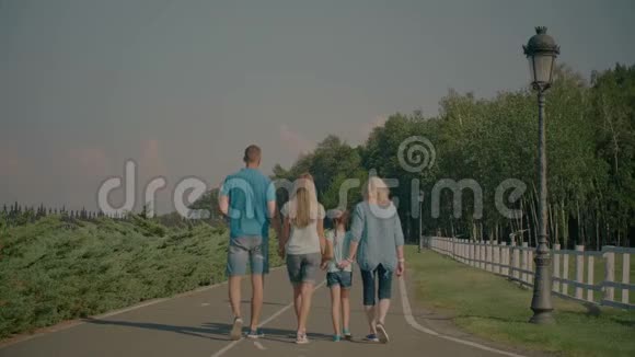 Multl一代家庭在夏季公园散步视频的预览图