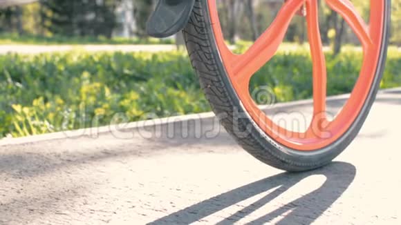 骑自行车的女人慢动作视频的预览图