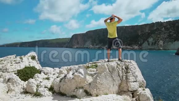 希腊度假旅客的后景欣赏凯法洛尼亚岛上令人惊叹的海景假期旅行冒险视频的预览图