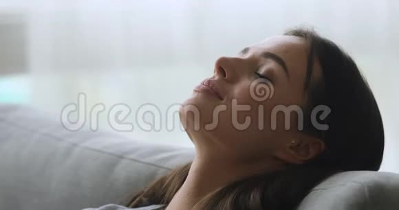 健康的年轻女性深呼吸新鲜空气视频的预览图
