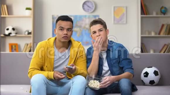 多种族男性青少年朋友讨论足球比赛吃爆米花休闲视频的预览图