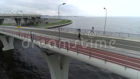 非裔美国人慢跑者穿过城市大桥视频的预览图