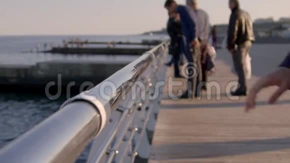 4K近距离触摸海边栏杆的特写镜头视频的预览图