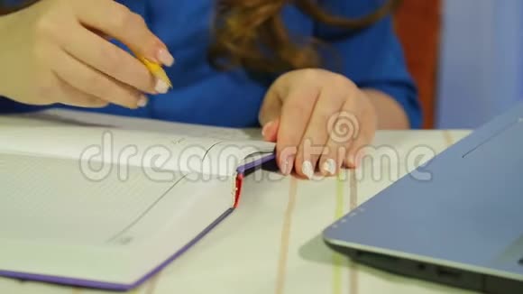 女人手在咖啡馆的桌子上工作她们写日记视频的预览图