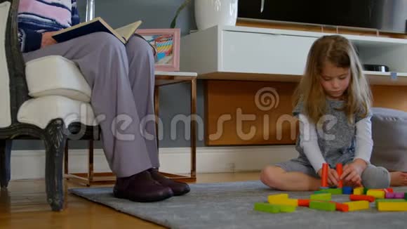 女孩在客厅玩积木4k视频的预览图