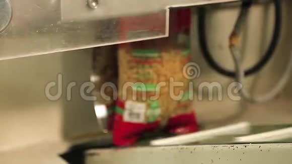在自动机器上运行的意大利面包装视频的预览图
