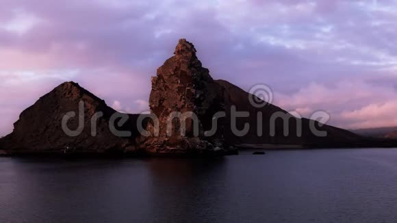加拉帕戈斯群岛伊斯拉巴托洛梅顶峰岩石日出景观视频的预览图