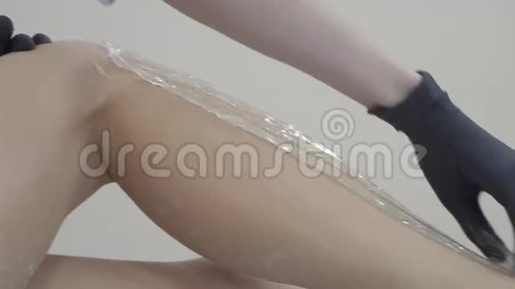 用于小腿的外侧黑色手套上有蜡状皮肤锋利的动作视频的预览图