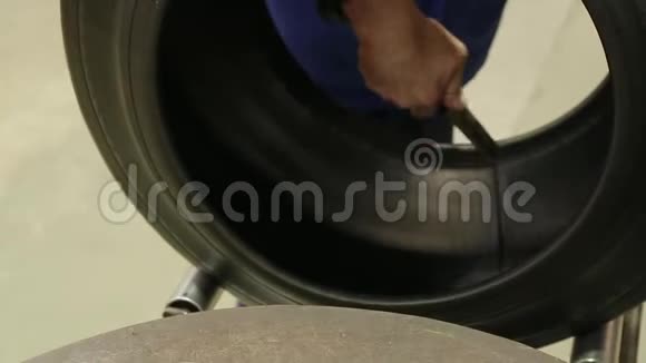 工人为下一个生产阶段准备轮胎视频的预览图