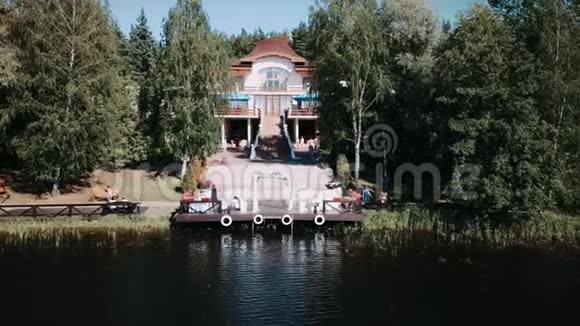 夏天的湖湖边的房子在水边举行婚礼视频的预览图