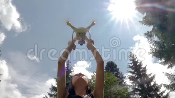 夏天有无人机飞向天空的少女视频的预览图