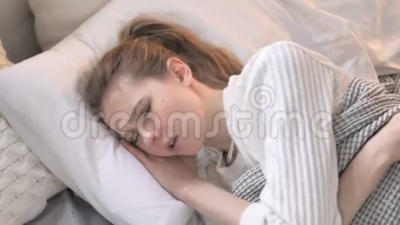 床上咳嗽青年妇女的最高看法视频的预览图