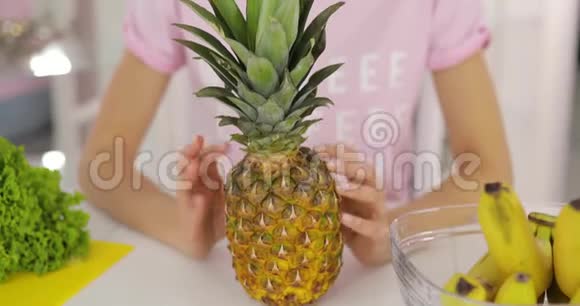厨房里有菠萝的微笑女人画像视频的预览图
