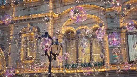 路灯圣诞装饰花环大量的发光灯视频的预览图