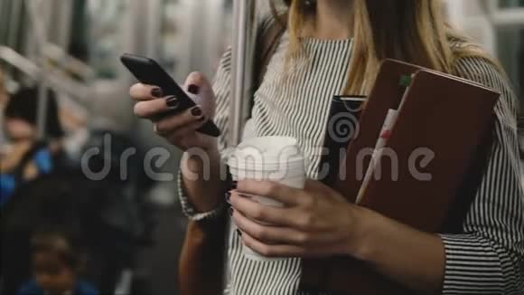 快乐轻松自信的女商人在地铁列车上使用智能手机购物在线应用程序微笑与咖啡杯视频的预览图