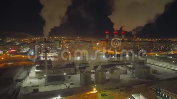 大铁厂就站在城市的旁边把危险废物扔到空中视频的预览图