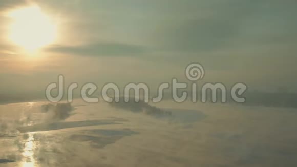 一个神奇的云和雾的世界苍白的夕阳在我眼前打开视频的预览图