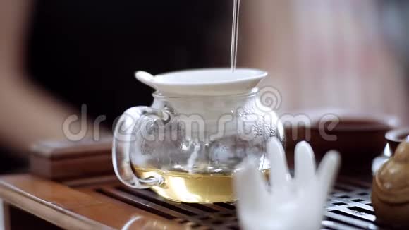 一个漂亮的水壶站在桌子上它是小心地倒茶关门视频的预览图