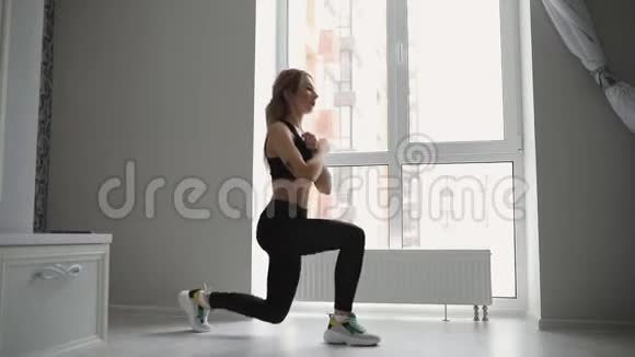 女人做家庭锻炼分开蹲视频的预览图