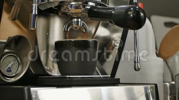 工作场所的女酒保用咖啡机煮咖啡视频的预览图
