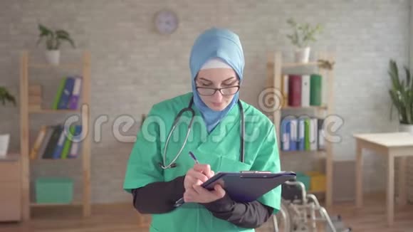 穆斯林妇女戴头巾的肖像医生微笑着看着镜头视频的预览图