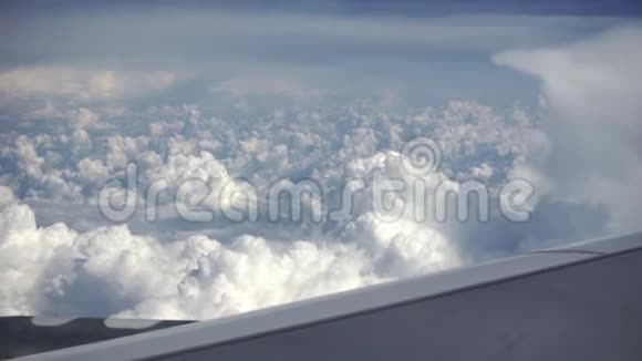 飞机的长翼高高地飞在地面上云层茂盛视频的预览图