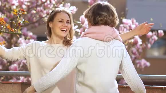 母女在母亲节互相祝贺女儿抱着一位年迈的母亲背景是视频的预览图