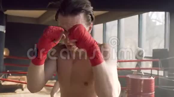 男拳击手在体育馆的镜头上空中击球视频的预览图