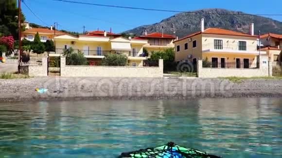 皮艇漂浮在平静的哥林多湾希腊视频的预览图