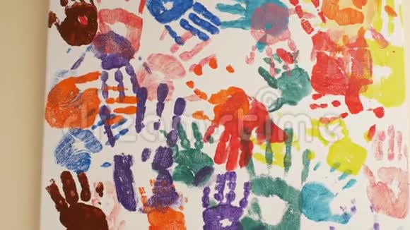 在墙上画着不同颜色的儿童手掌4k4k视频视频的预览图