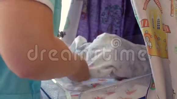 医生把刚出生的早产儿裹在尿布里儿童重症监护室4k4k视频视频的预览图