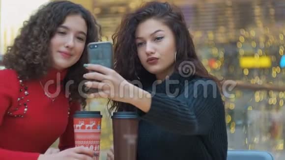 两个漂亮女孩用手机自拍视频的预览图