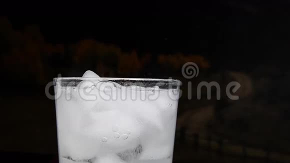 冰上饮料视频的预览图