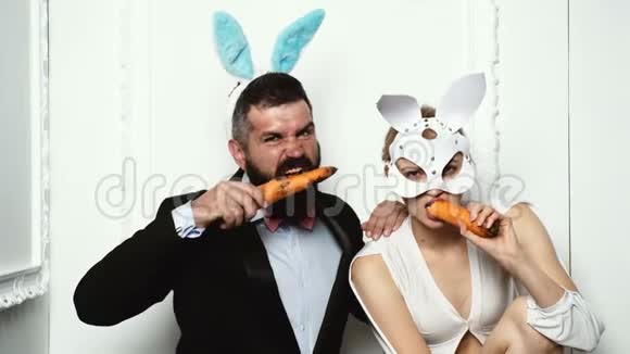 准备复活节的快乐夫妇复活节兔子像兔子一样舔胡萝卜复活节快乐孤立无援有趣搞笑视频的预览图