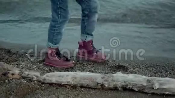孩子们沿着海滨散步儿童旅游鞋的特写镜头视频的预览图