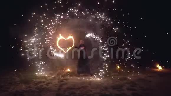 一位艺术家将手中的火物揉成一团在背景下闪耀着火的光芒视频的预览图