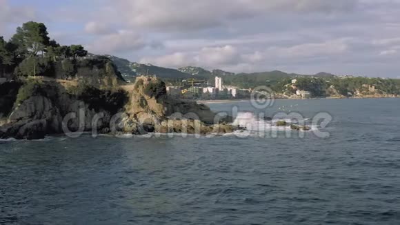 西班牙夏季地中海上的LloretdeMar飞行视频的预览图