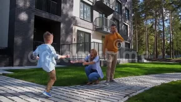 家庭场景父母在户外玩孩子视频的预览图