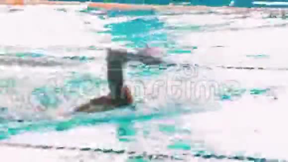 蓝水游泳比赛视频的预览图